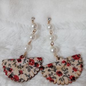 Fan shape pearl clip earrings